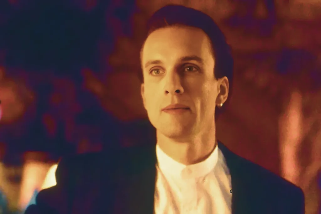 Peter Greene Cause of Death: Pulp Fiction Died Accidentally 2 Peter Greene in a scene from The Mask (1994), wearing formal attire in warm lighting.